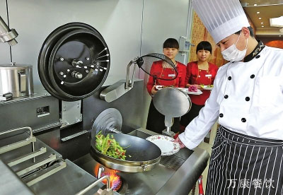 學校(xiào)食堂現(xiàn)炒菜機(jī)器(qì)人(rén) 将改變未來(lái)廚房(fáng) 學校(xiào)食堂現(xiàn)炒菜機(jī)器(qì)人(rén) 将改變未來(lái)廚房(fáng)